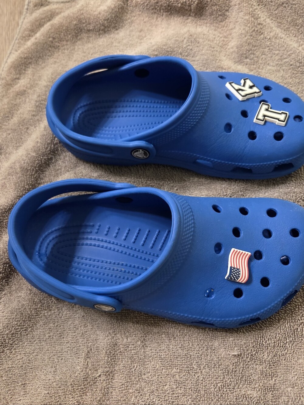 Kids Blue Clog Shoes with Jibbets Size 3 - Picture 8 of 8